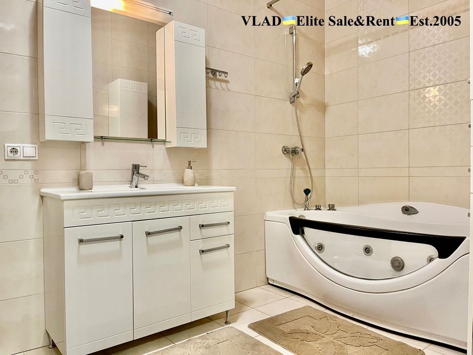 Л.Українки бул. 7-А. 2-кім. 100 м2. Всі вікна виходять у двір на парк!