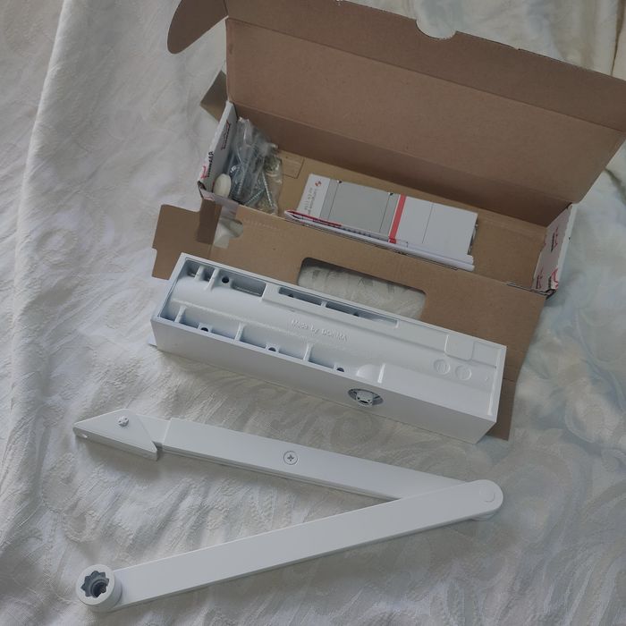 Доводчик дверний Dorma TS83EN3-6 BCA, білий та сірий кольори