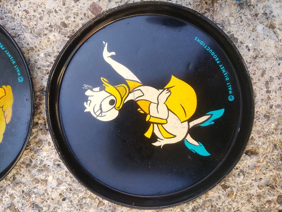Pratinhos em metal e bonecos antigos da Disney