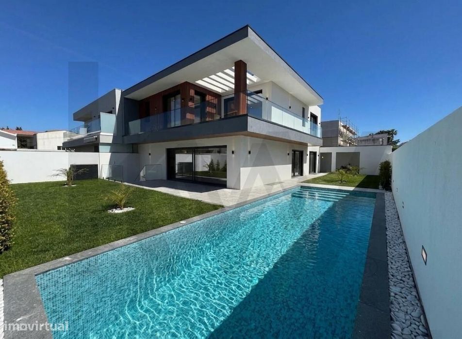 Moradia 4 suites, piscina aquecida e jardim para venda em Cascais