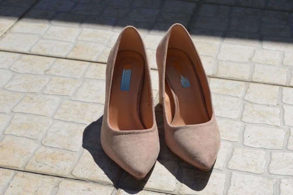 Sapatos de salto alto cor-de-rosa