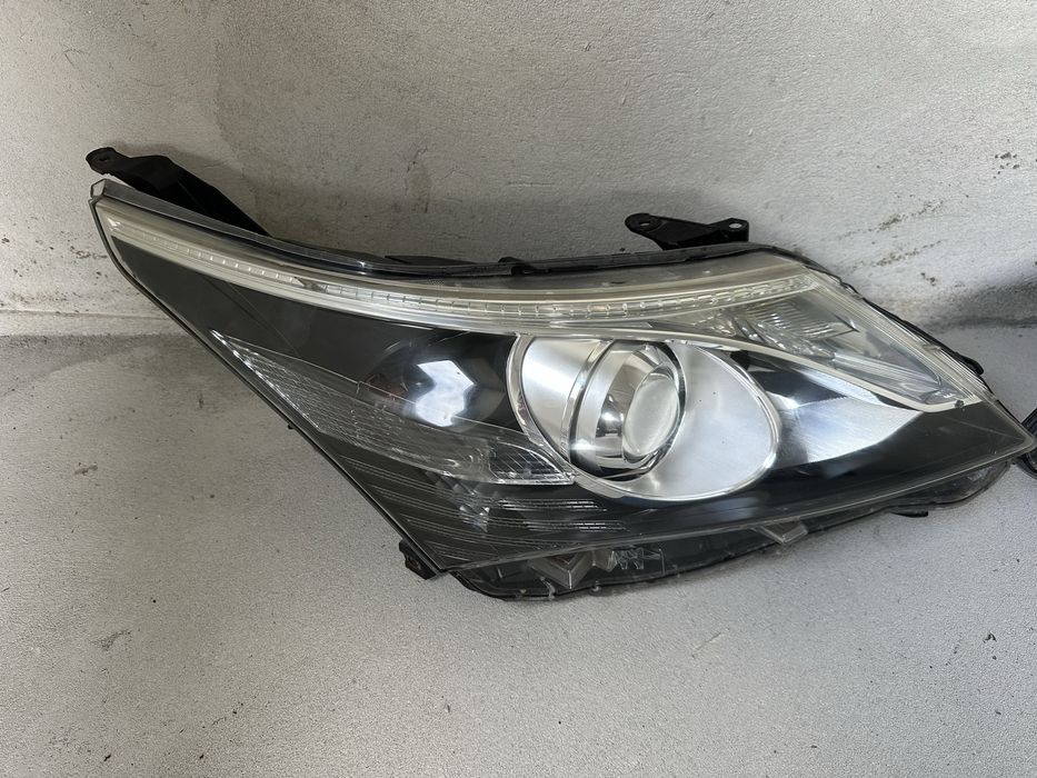 Фара передняя Toyota Avensi T27