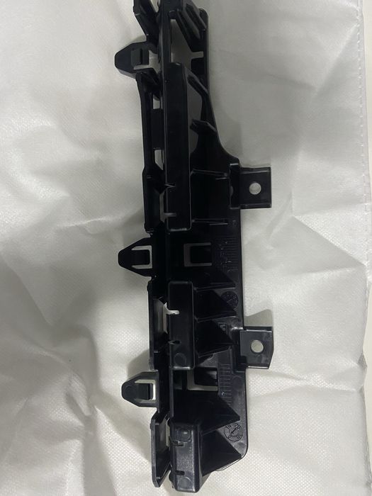 Кронштейн крило поріг bmw g70 г70