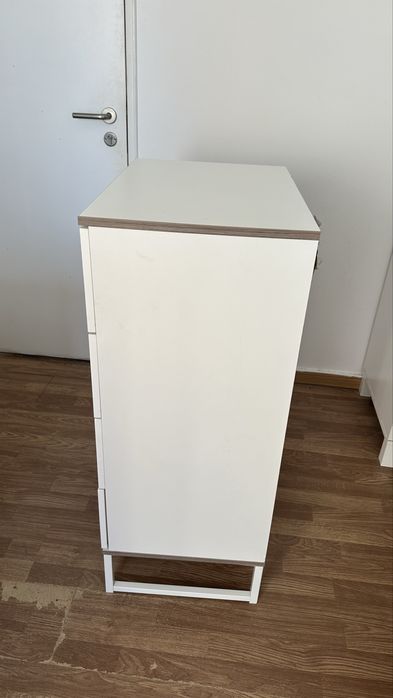 Cómoda branca com 4 gavetas