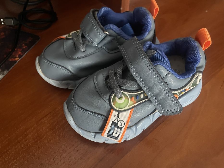 Продам дитячі кросівки