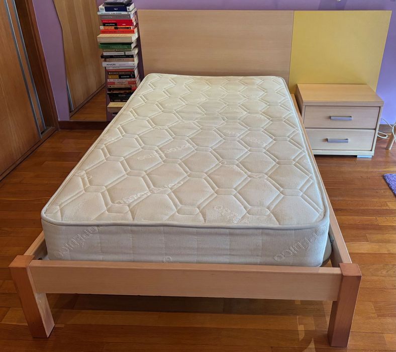 Cama de Solteiro 100x200 com colchão + mesinha de cabeceira