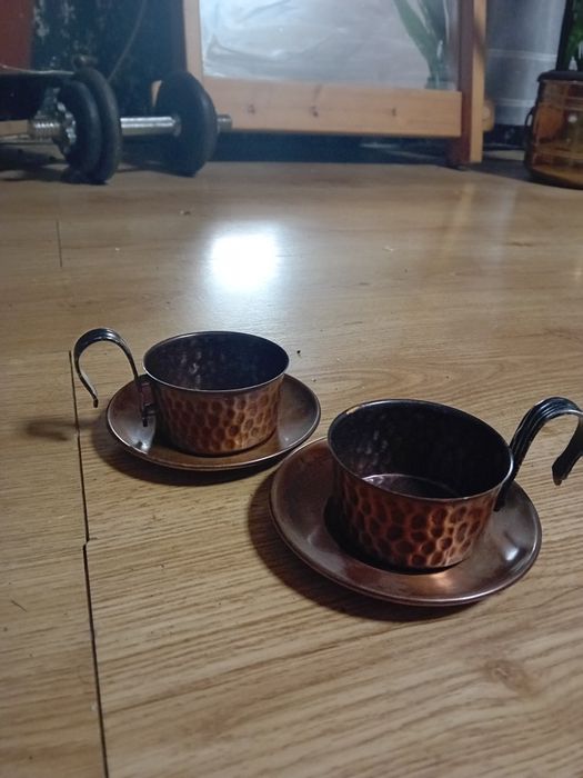 Zestaw 2 miedzianych filiżanek / kubków z podstawkami – rączki z kutego metalu, ozdobne