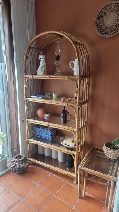 Estante em cana de bambu rattan com prateleiras de vidro
