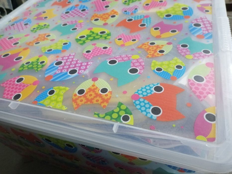 Pudełko z artykułami plastycznymi