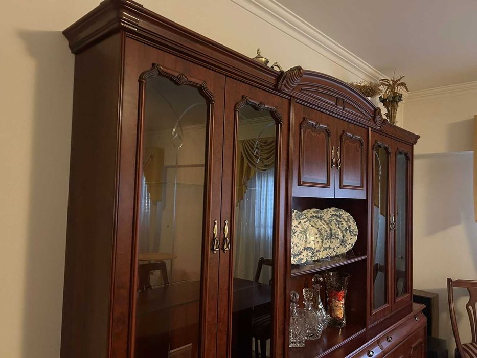Conjunto de Sala de Jantar em Madeira (Mesa, 6 Cadeiras e Vitrine)