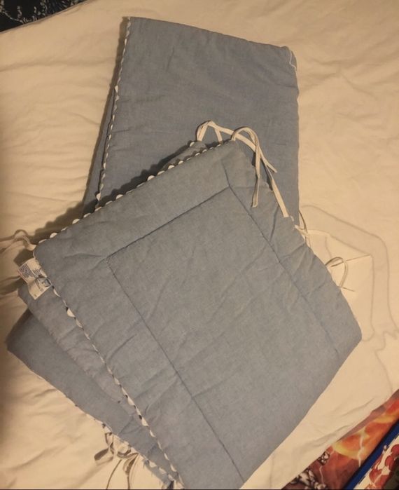 Conjunto edredão e protector de grades para berço