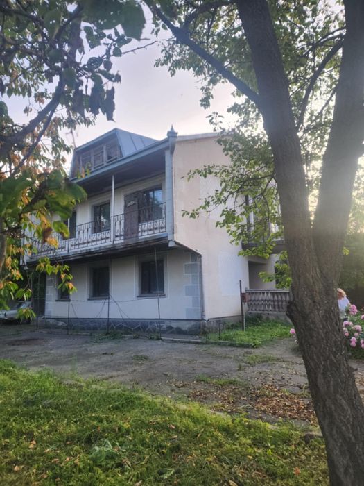 Продаж двоповерхового будинку з мансардою