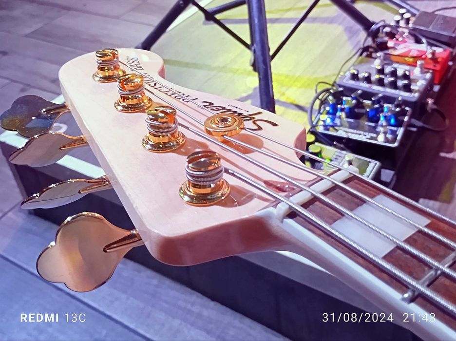 Squier P Bass Gold aniversário 40 anos