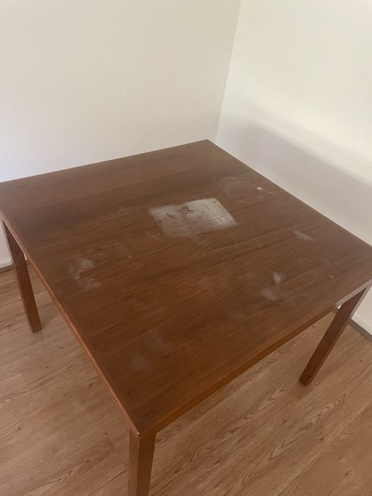 Mesa de sala de madeira