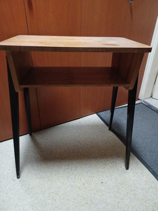 Stolik pod radio (typ 600-203 B) Przeds. Obróbki Drewna w Koronowie.