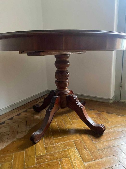 Mesa redonda em madeira maciça estilo clássico