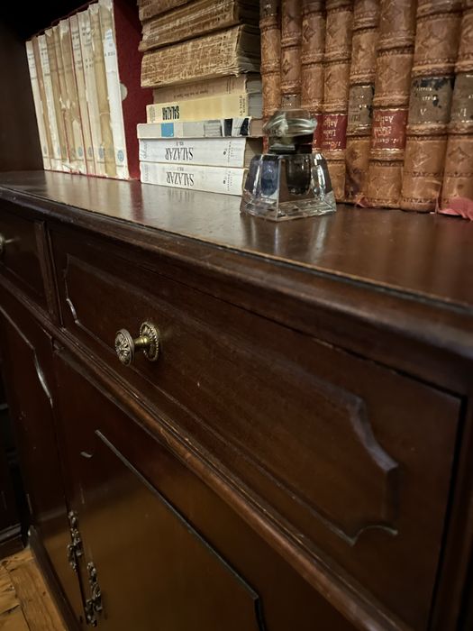 Estantes em madeira maciça com gavetas e portas