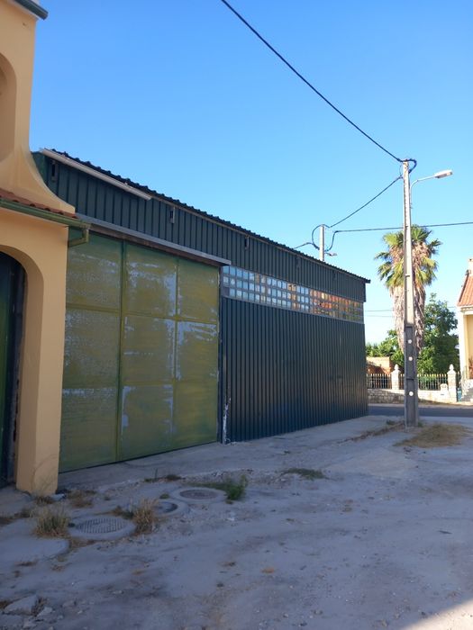 Vende se terreno com armazém