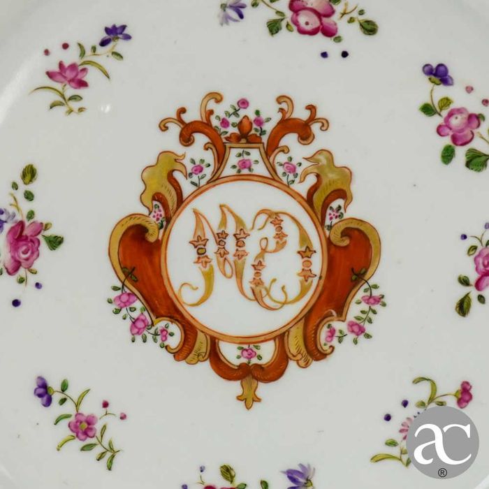 Par de pratos porcelana China, monograma, Reinado Qianlong 1736 a 1795