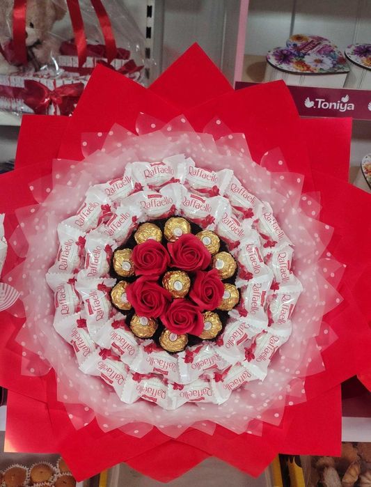 Подарункові бокси з цукерками та букети з цукерками