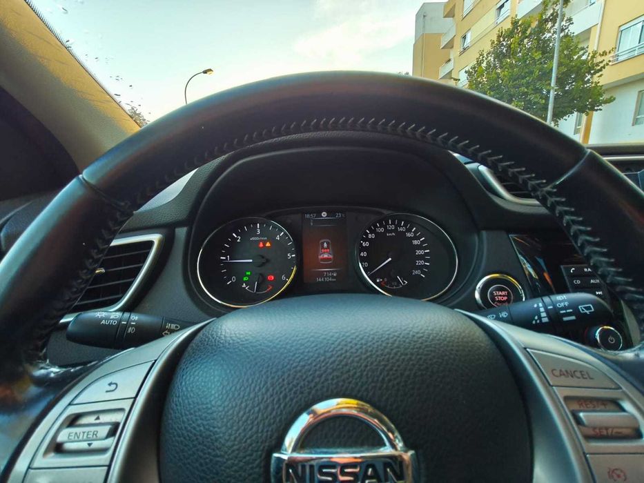 Nissan Qashqai 1.5 dCi Tekna preto com teto panorâmico