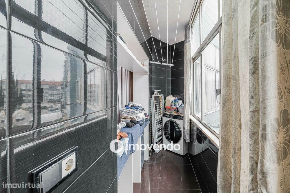 Apartamento T3+1, com áreas generosas, no Laranjeiro