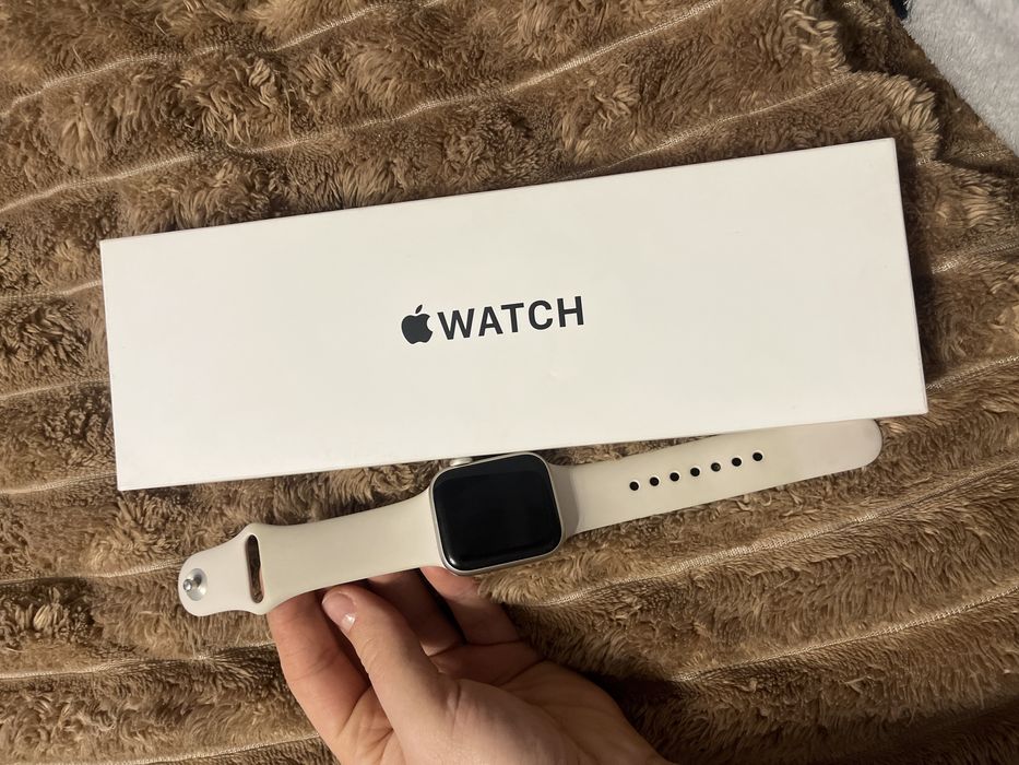 Продам смарт-годинник Apple Watch SE GPS 40 mm