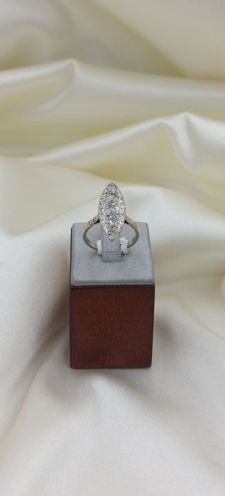 Złoty pierścionek z naturalnymi diamentami .