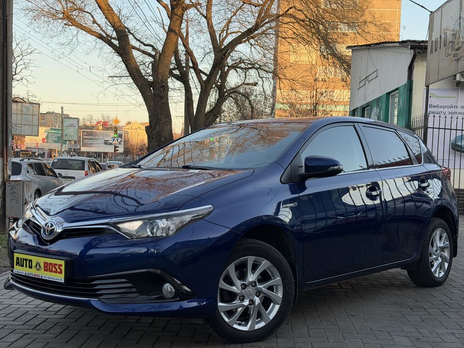 Toyota Auris 2016 | 1.8 Hybrid | Автомат