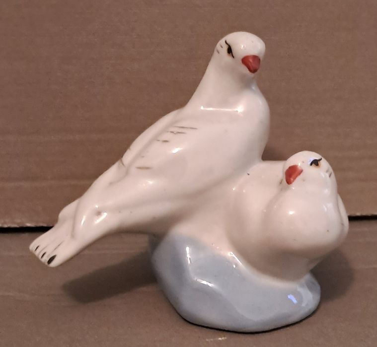 Фарфоровая статуэтка "Пара голубей"