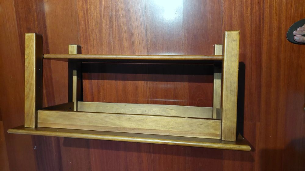 Mesa de pinho maciço.