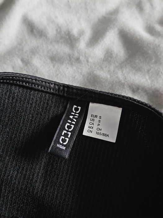 Czarna obcisła sukienka