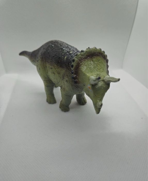 Вінтажна фігурка трицератопса з колекції Safari Ltd. Carnegie Dinosaur Collectibles, випущена приблизно у 1988 році.