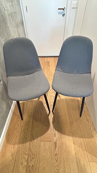 2 Cadeiras Estofadas Cinzentas (com a costura e pés na cor preta)