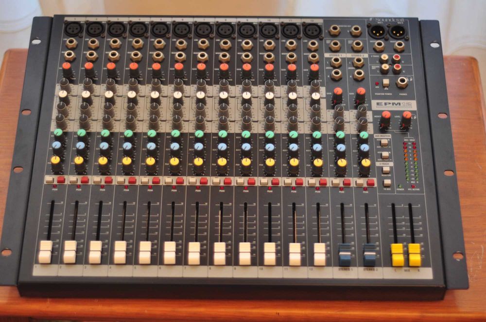 mesa de som Soundcraft EPM12