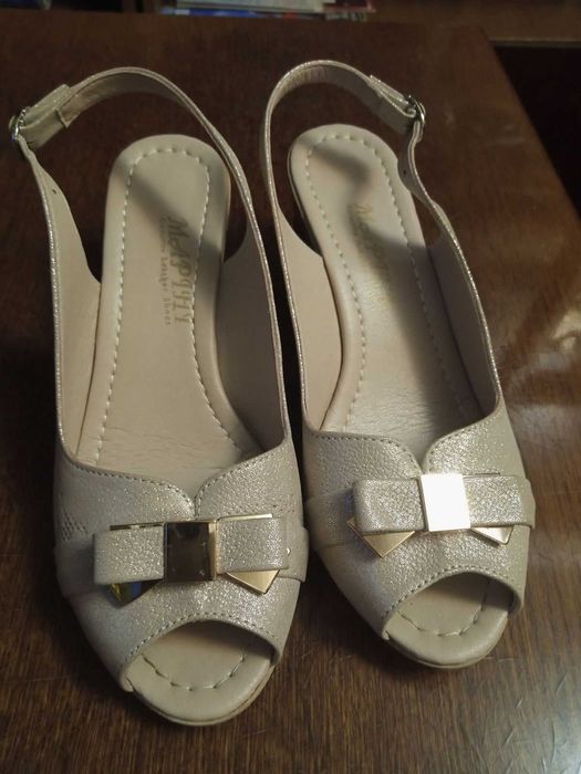 Женские босоножки