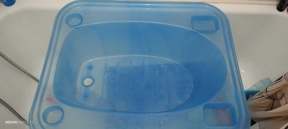 Banheira azul transparente bebé