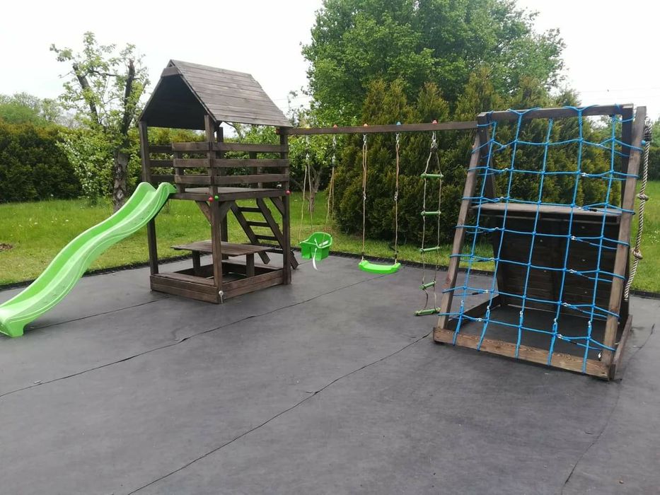plac zabaw wspinaczka stolik domek slizg