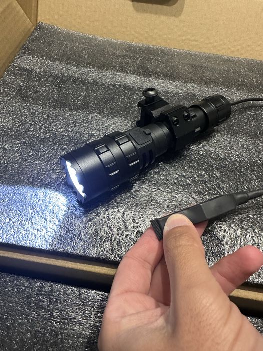 Lanterna led profissional com comando press airsoft caça