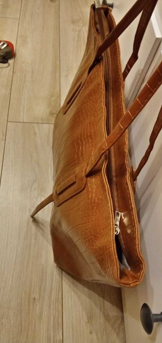 Brązowa torebka wzór skóry węża