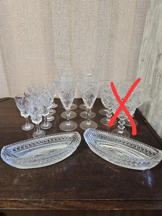 Хрустальні бокали на ніжці та салатник