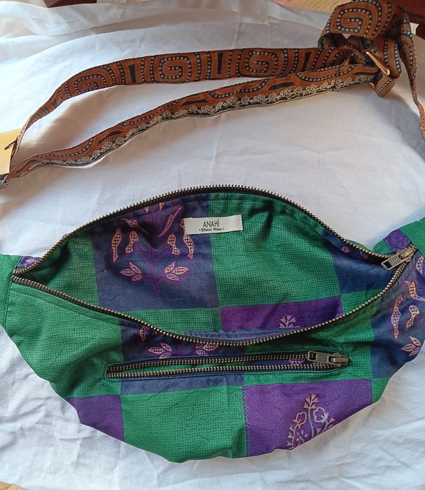 Bolsa  de cintura ou tiracolo em seda .nova