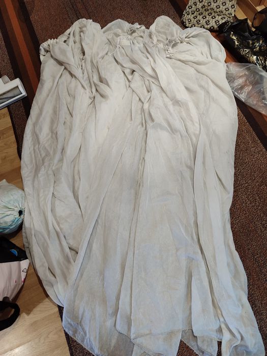 Віддам тюлі висіли на вулиці в бесідці