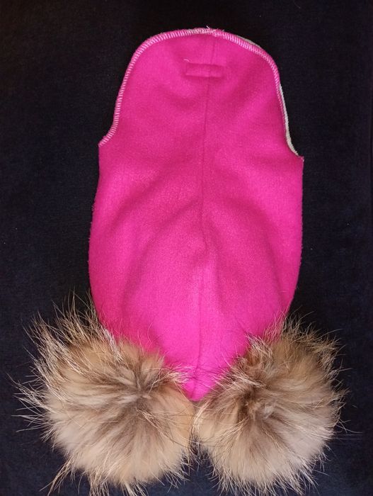 Шолом з пухкими бантиками і помпонами