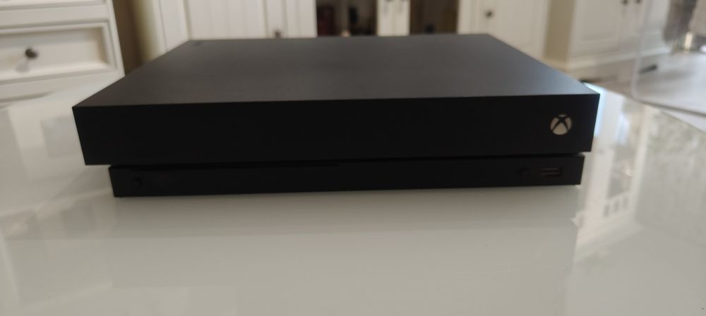 Xbox One  X 1  1TB + Gry