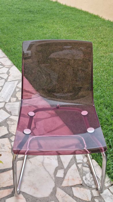 Conjunto IKEA: Mesa Vidro + 4 Cadeiras Vinho – Moderno e Compacto