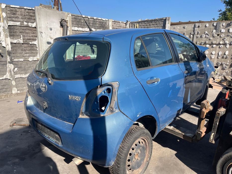 zderzak toyota yaris II 8T1