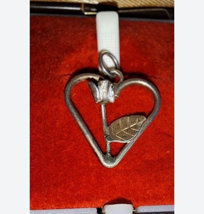 Stara zawieszka róża w sercu