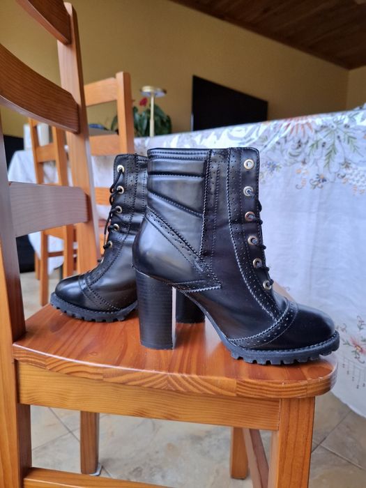 Botas pretas salto
