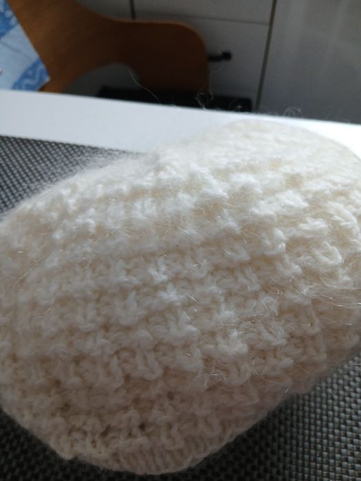 Beret damski ,biały,ciepły.